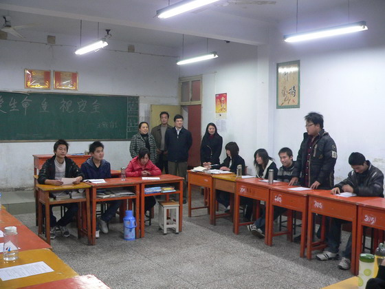 我校开展“珍爱生命，重视安全”主题班会