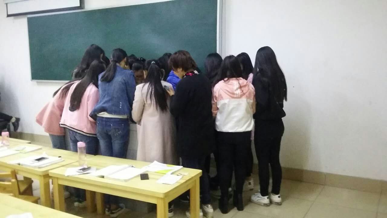    爱心点燃希望，真情传递温暖