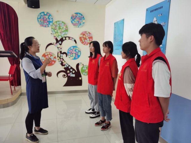 南阳工业学校志愿者走进南阳未成年人心理健康辅导中心 参与南阳市创建全国文明城市志愿者活动