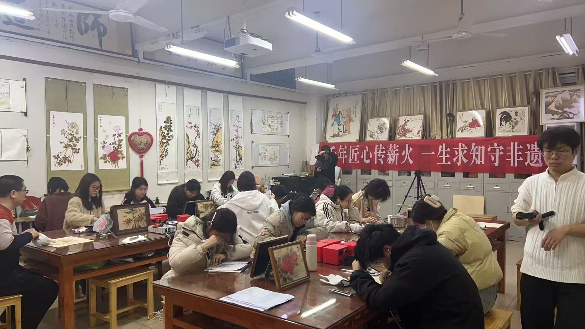 南阳工业学校经管系非遗传承基地——烙画课堂